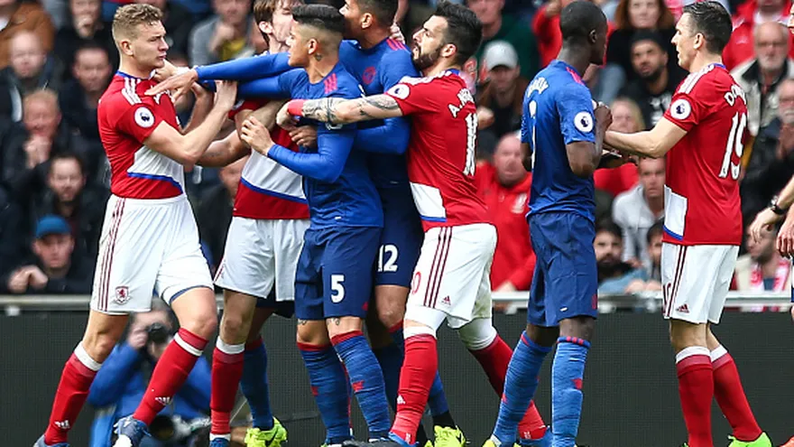 Jugadores del Middlesbrough y del Manchester United tuvieron algunos encontrones en el juego