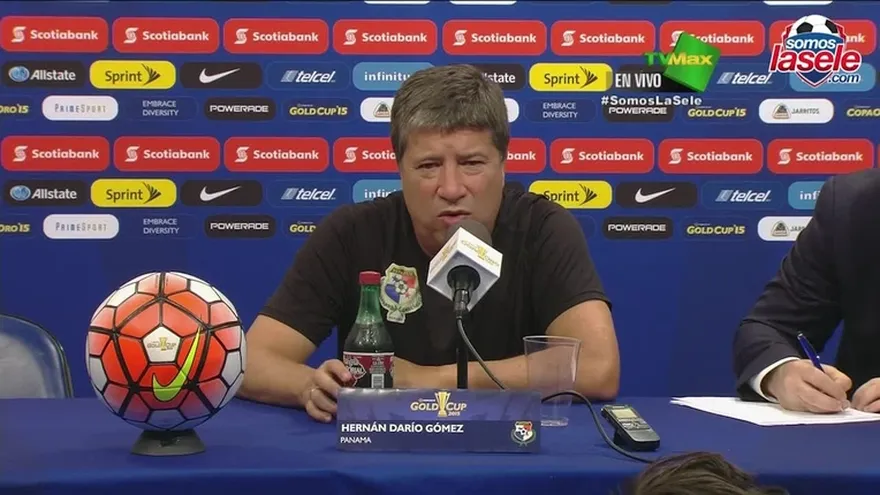 Bolillo Gómez en conferencia de prensa