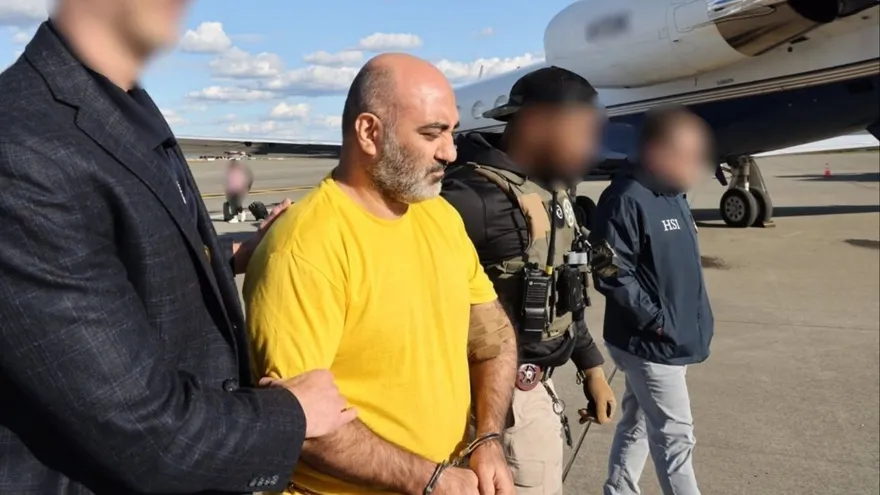 El iraní Reza Dindar, alias Renda Dindar conducido por agentes de los Estados Unidos