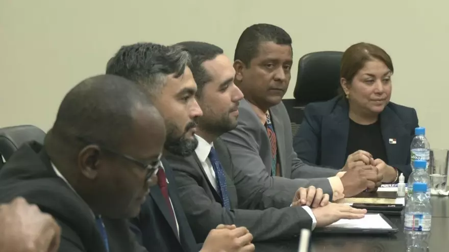 Miembros de diversas bancadas se encuentran reunidos mientras continúan las conversaciones para definir la conformación de las comisiones de la Asamblea Nacional.