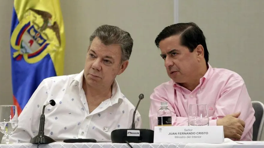 El presidente de Colombia Juan Manuel Santos (i) habla con el ministro del interior Juan Fernando Cristo hoy, viernes 24 de marzo de 2017, durante la inauguración de la reunión "En la Ruta de la Paz: Diálogos Políticos para la Apertura Democrática", en Cartagena (Colombia).