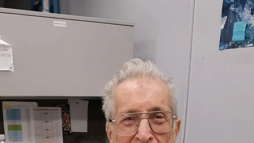 El neoyorquino Azriel Blackman, de 92 años, alcanzó el récord mundial por la carrera más longeva como mecánico de aviones.