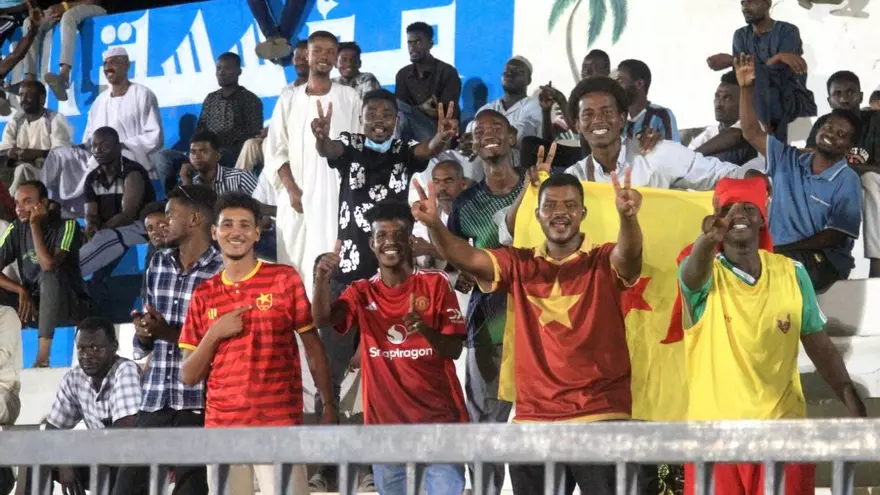 Aficionados de Sudán disfrutando del fútbol