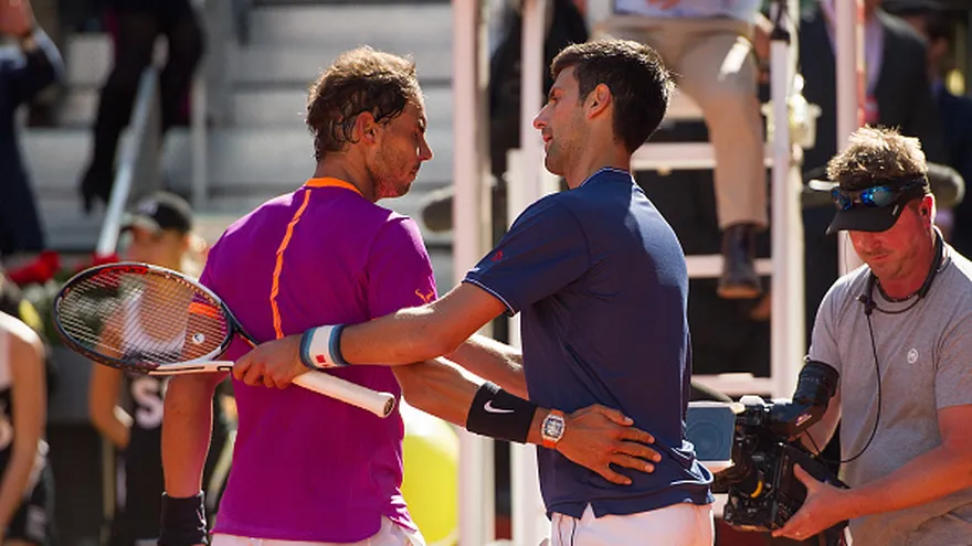 Rafael Nadal (i) recibe las felicitaciones de Novak  Djokovic (d)