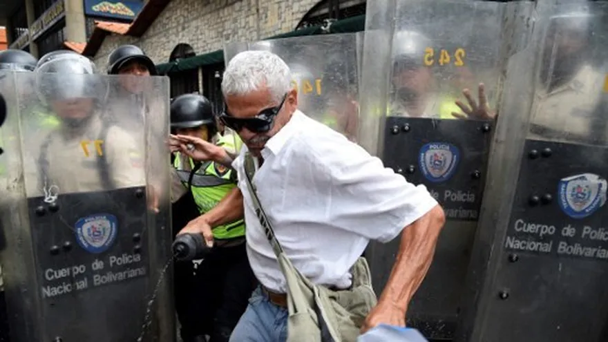Policía venezolana lanza gas pimienta a marcha de ancianos