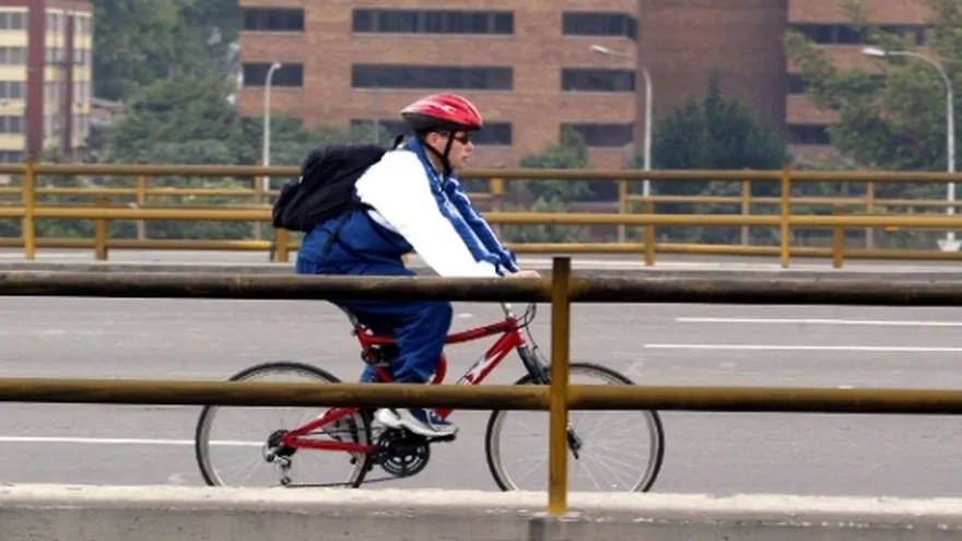 Medio día libre para funcionarios si usan bicicleta en Colombia
