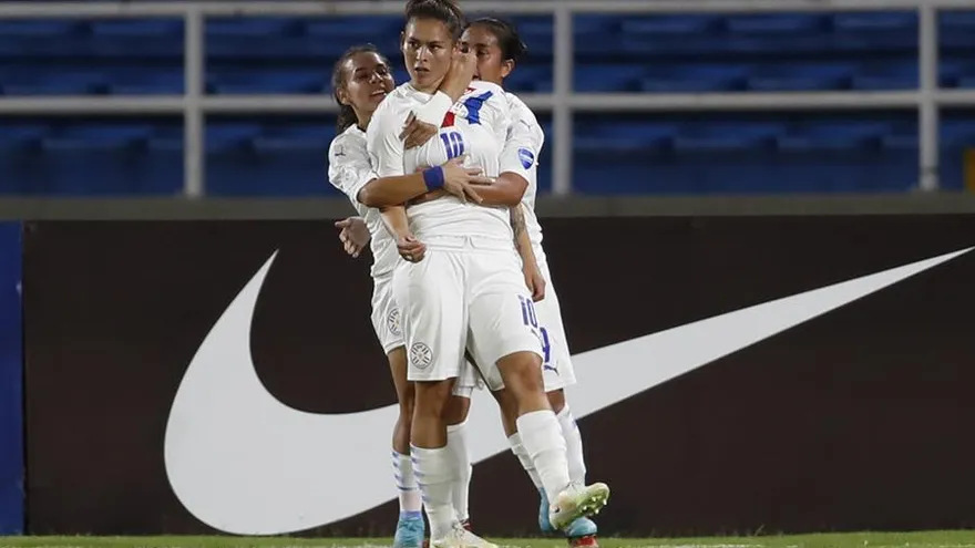 Jessica Martínez (c) de Paraguay celebra un gol en un partido de la Copa América.