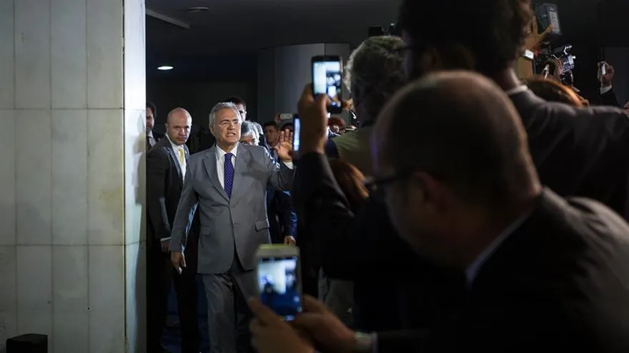 El presidente del Senado brasileño, Renan Calheiros (i), llega al Congreso Nacional en Brasilia hoy, 6 de diciembre de 2016.