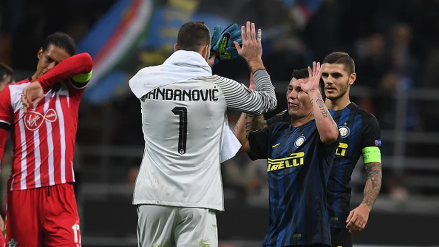 Jugadores del Inter se felicitan tras la victoria ante Southampton