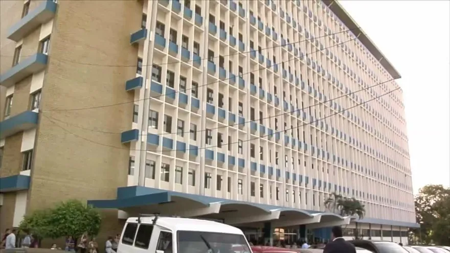 Gremios médicos firman acuerdo y suspenden paro de labores