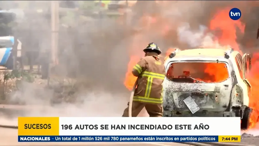 Un automóvil incendiado se puede consumir en 5 minutos
