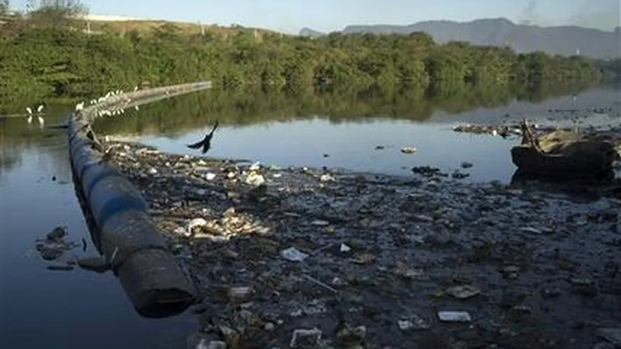 Una pila de basura flota en un canal de la barrida de Mare en Río de Janeiro, Brasil, el viernes 31 de julio de 2015