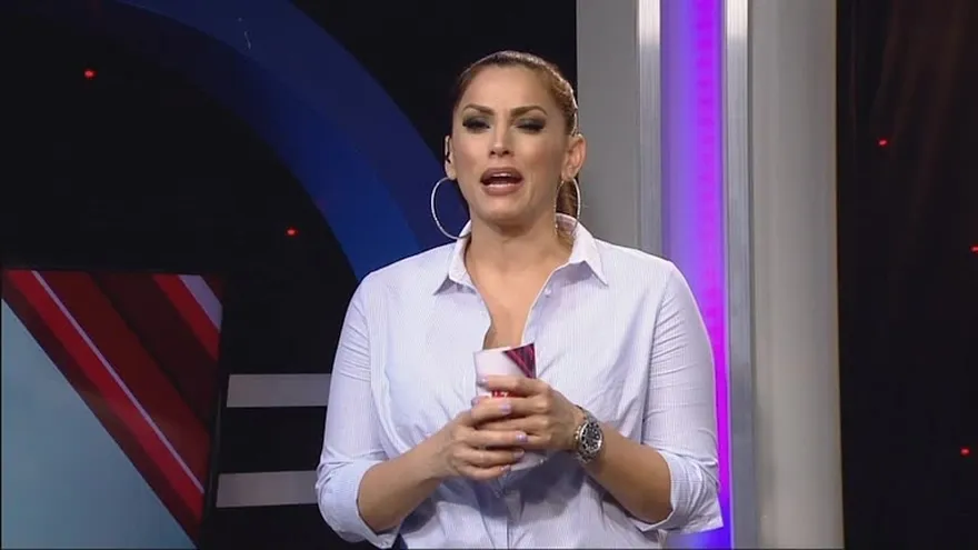 ¡BASTA! Curundeña arremete contra periodistas