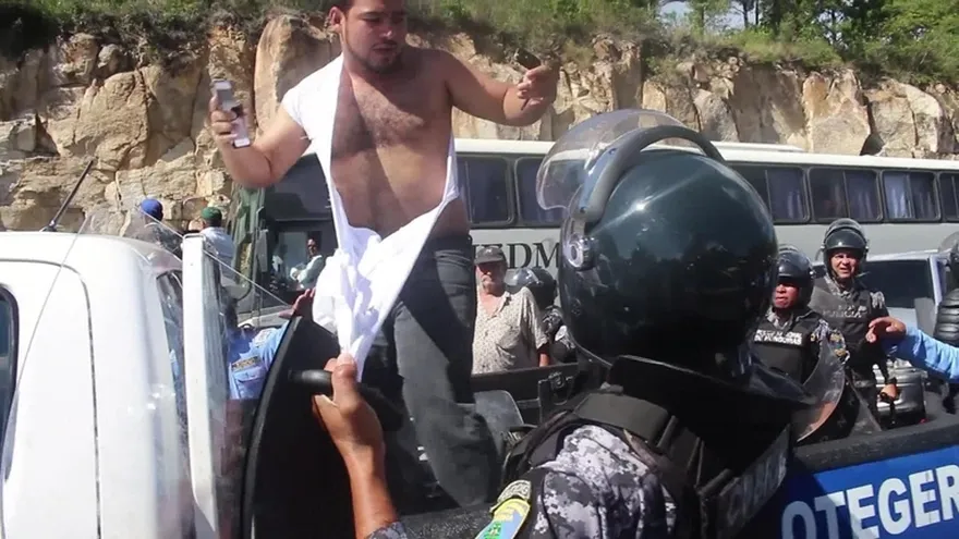 Policía desaloja con violencia a manifestantes en Honduras