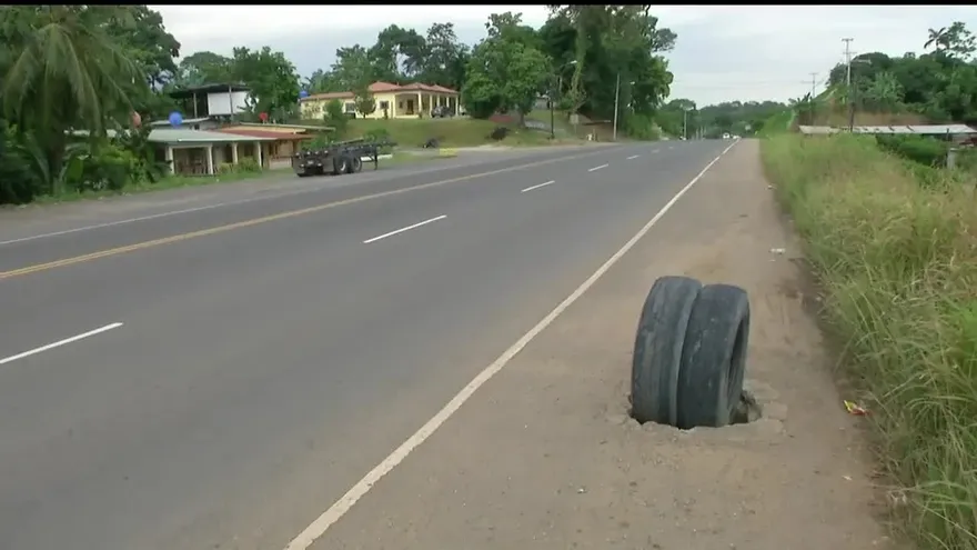 Niño es rescatado tras caer a una alcantarilla en Colón