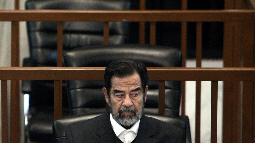 El ex presidente iraquí, Sadam Husein, durante la sesión de su juicio en la fortificada zona verde de Bagdad (Irak)