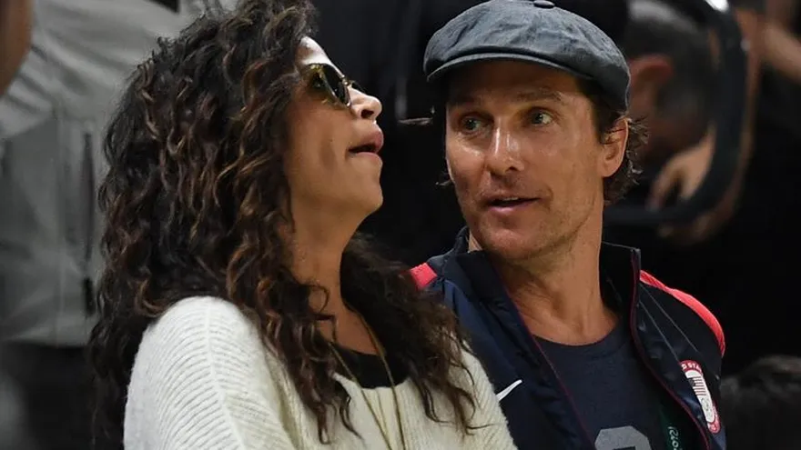 El actor estadounidense Matthew McConaughey (d) y su esposa Camila Alves asisten a un partido de baloncesto entre EE.UU. y Australia por los Juegos Olímpicos de Río 2016, disputado el 10 de agosto de 2016 en la Arena de la Juventud en Río de Janeiro.