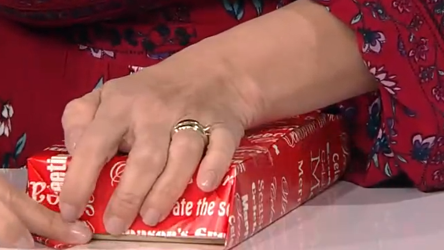 Sharon López forró un regalo