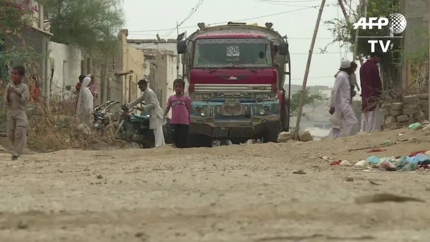 Las mafias del agua hacen negocio en Karachi, Pakistán