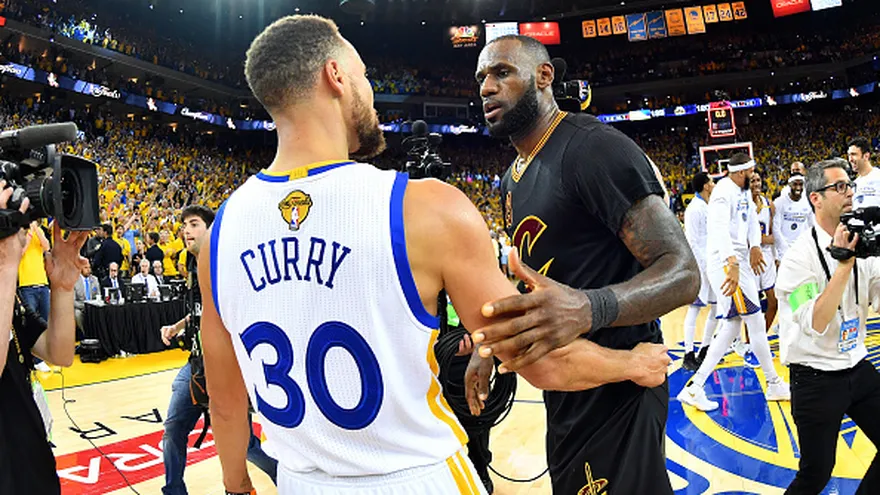 LeBron James (de frente) y Stephen Curry (de espalda)