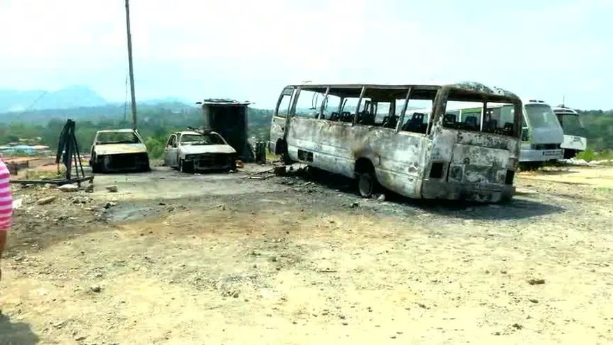 Incendios de autos, chispas en la vía