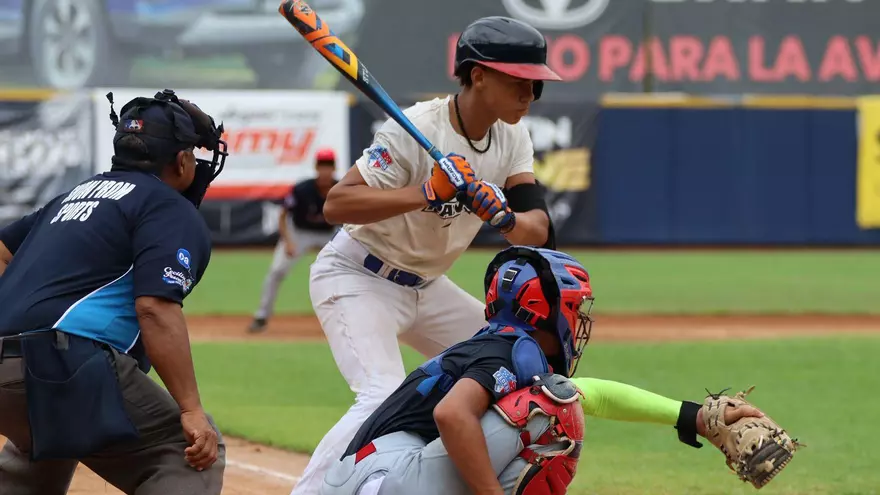 Peloteros de la Preselección Sub-15 de Panamá durante un partido interescuadras