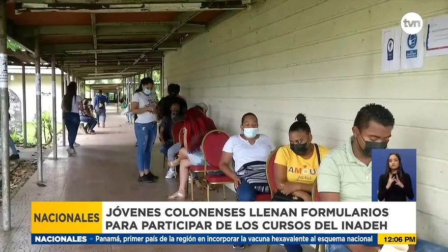 Personas en Colón llenan formulario de desempleo