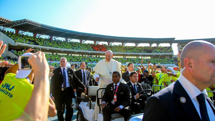 El papa Francisco llega al Estadio Rommel Fernández para un encuentro con voluntarios de la JMJ 2019.