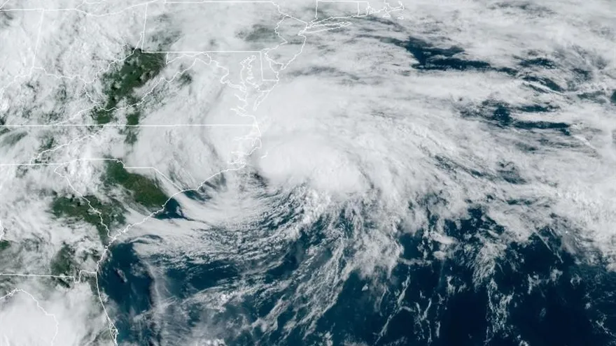 Imagen facilitada por la Administración Nacional Oceánica y Atmosférica (NOAA) de Estados Unidos por vía del centro Nacional de Huracanaes (NHC) donde se muestra la localización de la tormenta tropical Arthur frente a las costas estadounidenses este lunes