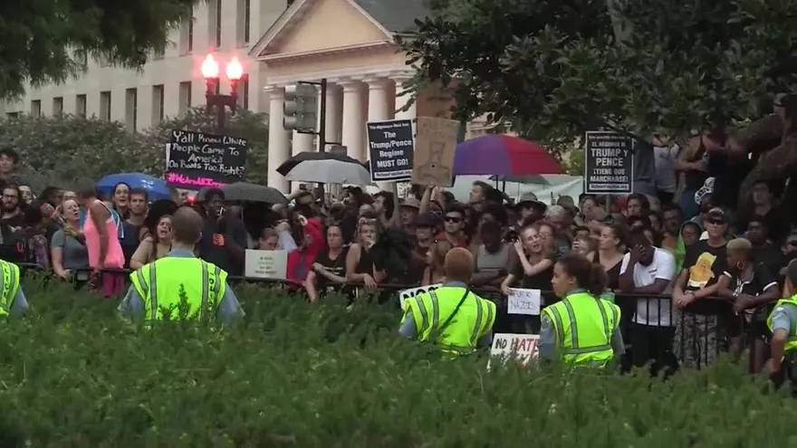 Marea contra el supremacismo arrincona a los neonazis frente a la Casa Blanca