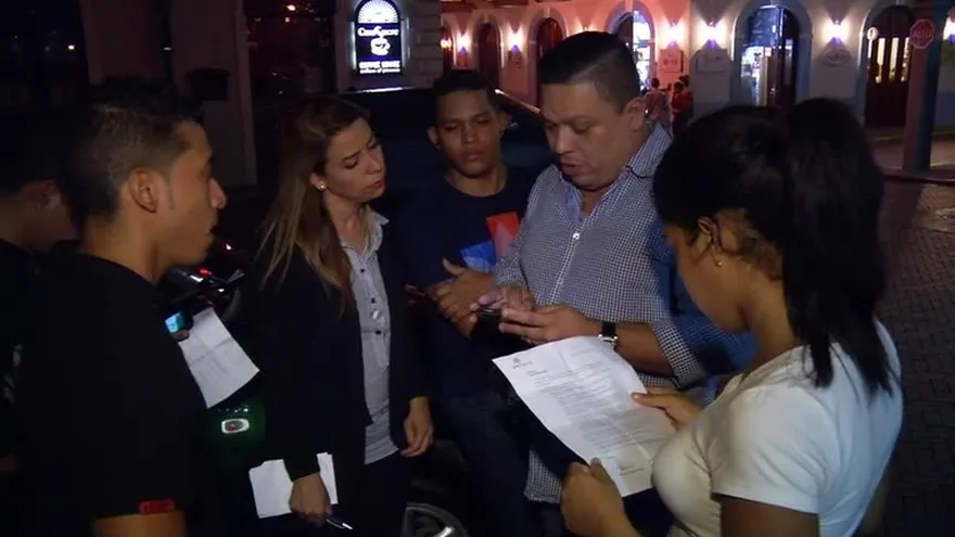 Saloneros y restauradores se enfrentan por la propina