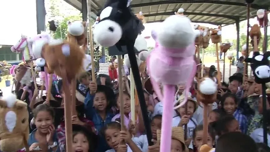 Celebran día del folclor