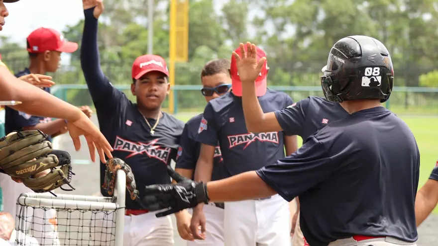 Jugadores de la Selección de Béisbol U12 de Panamá durante un entrenamiento