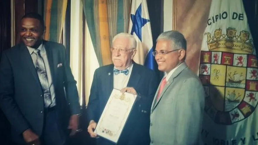 Presidente del Salón de la Fama Latino es condecorado