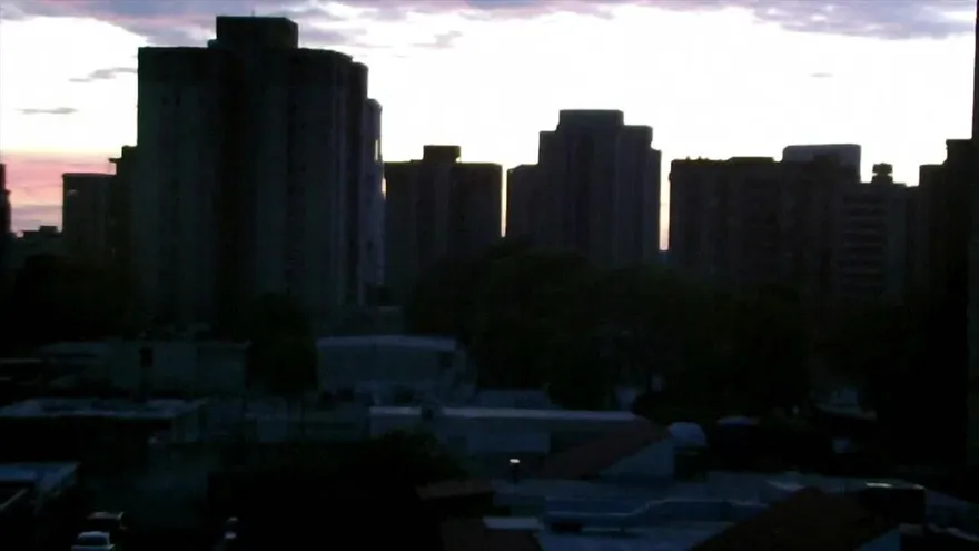 Comercios y escuelas cerradas por apagones en Venezuela