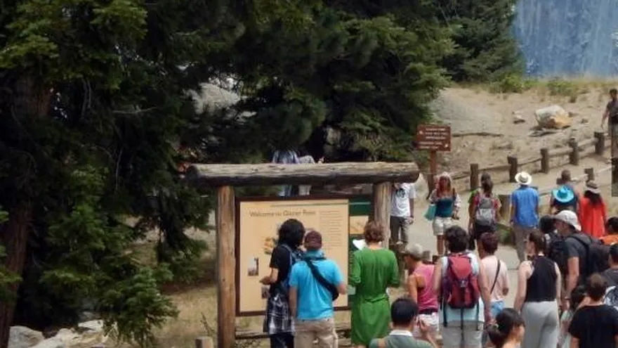 Visitantes ingresan al Parque Nacional Yosemite en Estados Unidos.