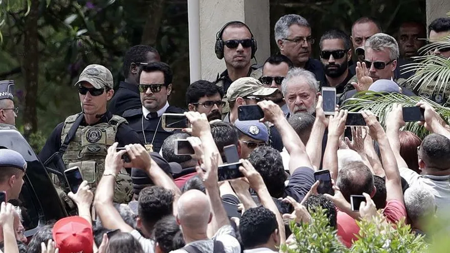 El expresidente brasileño Luiz Inácio Lula da Silva sale este sábado tras asistir al funeral de su nieto Arthur Araujo Lula da Silva en Sao Bernardo do Campo (Brasil).