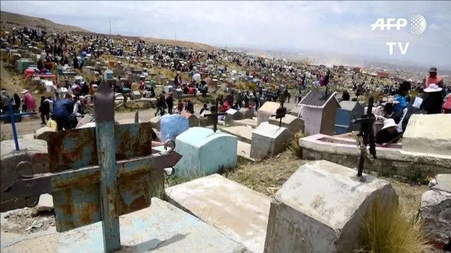 Los muertos de Bolivia vuelven para comer y bailar