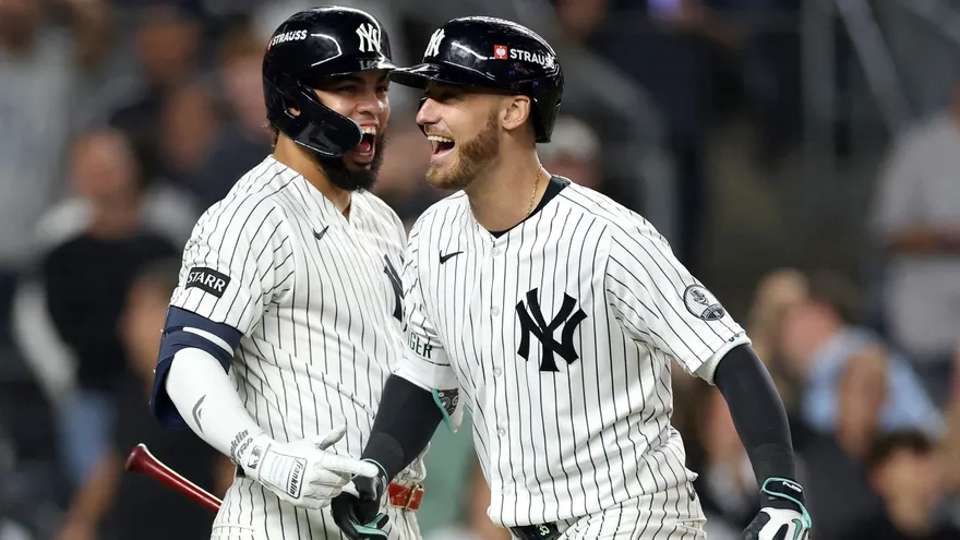 Cody Bellinger (d) celebra tras pegar un cuadrangular clave en el partido entre Yankees y Medias Rojas