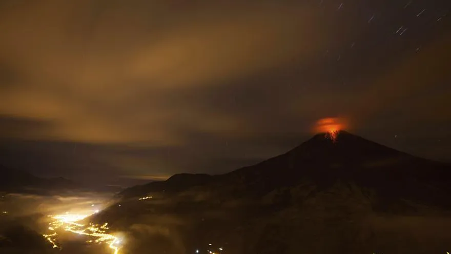 Vista del volcán Tungurahua desde la zona de Cotaló (Ecuador), expulsa rocas incandescentes.
