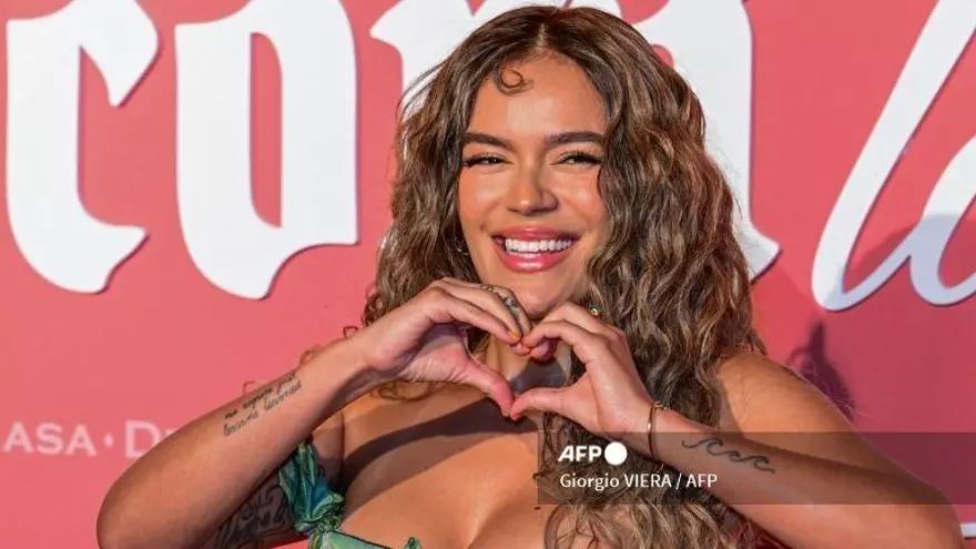 La cantante colombiana Karol G asiste a la gala inaugural de su Fundación Con Cora Land en Miami, Florida, el 22 de febrero de 2025.