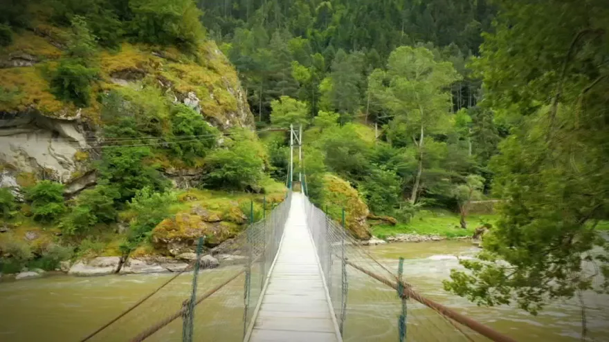 Un puente colgante sobre un caudaloso río