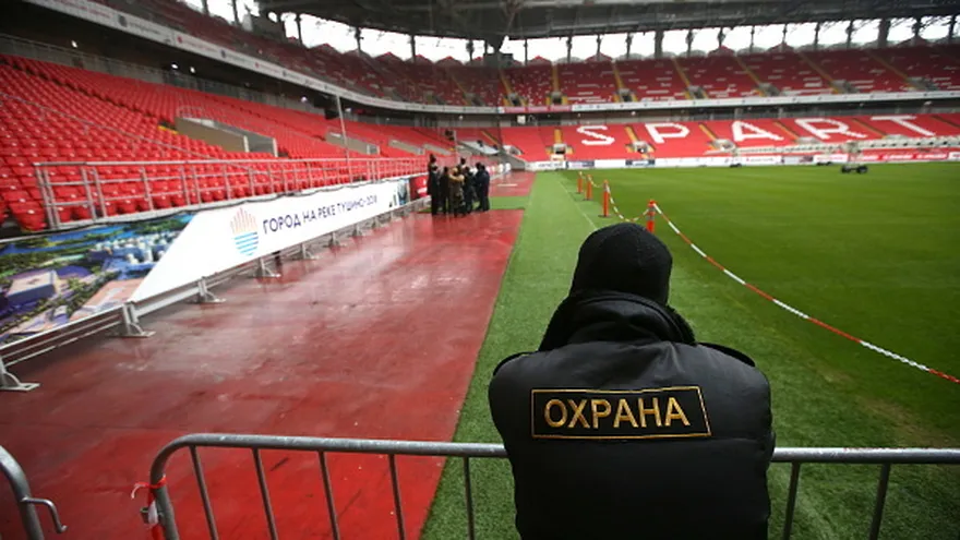 Encargados de seguridad inspeccionan los estadios en Rusia para los dos eventos