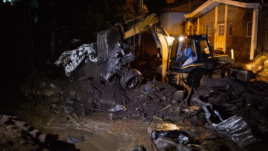 Personal de Protección Civil trabaja en el municipio de Peribán, tras el desbordamiento del río Cutio por las intensas lluvias generadas por el Frente Frío Número 2