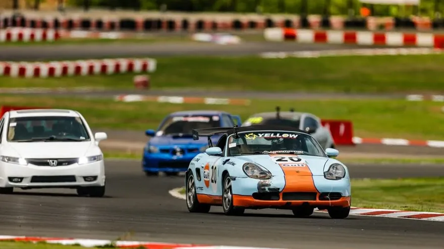 Automóviles sobre la pista del Autódromo Panamá