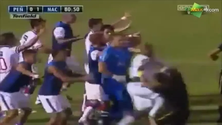 Pelea entre el banquillo del Nacional y Pe