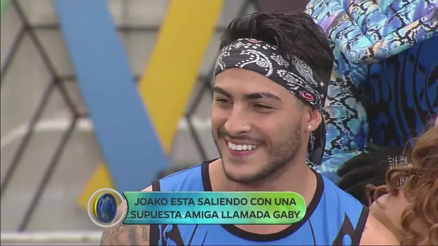¡Joako Fábrega termina aceptando que está saliendo con una chica llamada Gaby!