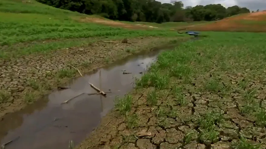 Lago Alajuela presenta niveles impresionantes de sequía