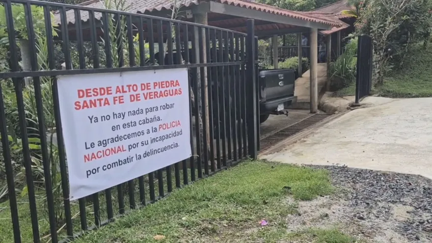Letreros colgados por los residentes de Alto de Piedra en Santa Fe