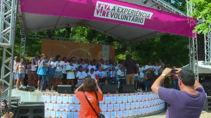 Coro devuelve esperanza a los sin techo de Rio de Janeiro